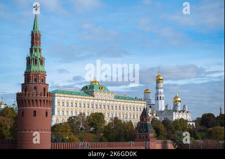 Panoramablick auf den Roten Platz in Moskau, Kremltürme, Sterne und Clock Kuranti, die Basilius-Kathedrale, den Ivan-Glockenturm. Moskauer Putin-Residenz Stockfoto