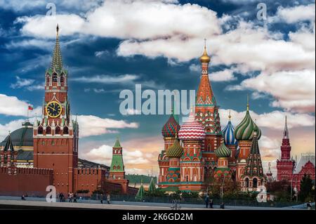 Wahrzeichen von Moskau: Kreml, St. Basil's Cathedral, Spasskaya Tower. Spasskaya Turm des Kremls in den frühen Herbstmorgen auf dem Roten Platz in Stockfoto