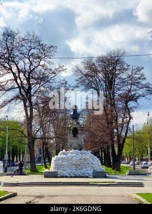 Denkmal für den Schriftsteller Puschkin, umgeben von Sandsäcken, um sich vor Schäden während des Beschusses zu schützen. Dnipro, Ukraine - 04.21.2022 Stockfoto