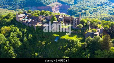 Die Burgruine Madenburg gehört zu den größten und bedeutendsten Schlossanlagen der Pfalz. Drohnenfotografie. Stockfoto