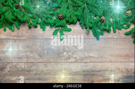 Vorlage für Weihnachtshintergrund. Hintergrund zum neuen Jahr. Fichtenzweige auf Holztisch. Weihnachtskonzept. Rahmen aus Tannenzweigen mit Sternen auf bro Stockfoto