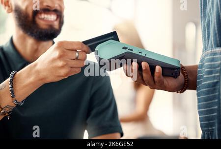 Nutzen Sie diese Vorteile. Ein Kunde, der eine kartenzahlung in einem Restaurant per nfc tätigen kann. Stockfoto