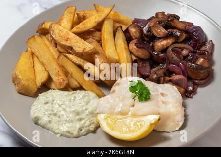 Gebackene Dorschlende, Haut auf Chips, sautierter Pilz und rote Zwiebel, Tartaresauce Stockfoto