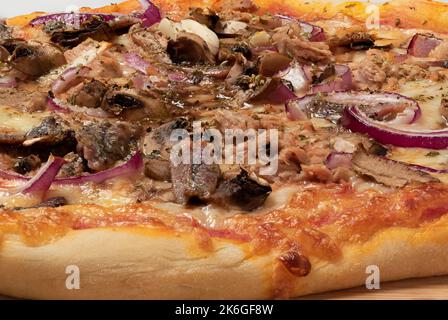 Fokussiere gestapelte Pizza aus nächster Nähe Stockfoto