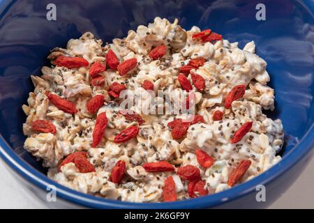 Müsli mit Joghurt, Goji-Beeren und Chiasamen Stockfoto