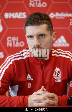 Lüttich, Belgien, 14/10/2022, Gojko Cimirot von Standard, abgebildet während der wöchentlichen Pressekonferenz des belgischen Fußballteams Standard de Lüttich, Freitag, 14. Oktober 2022 in Lüttich, um das nächste Spiel im nationalen Wettbewerb zu besprechen. BELGA FOTO BRUNO FAHY Stockfoto