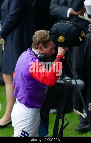 Ascot, Bergen, Großbritannien. 20.. Juni 2013. Jockey Ryan Moore nach dem Gewinn des Gold Cup auf dem Pferd Estimate Ihrer Majestät der Königin. Dies war ein historischer Tag, da es das erste Mal war, dass ein regierender Monarch den Gold Cup gewonnen hatte. Die Schätzung wurde von Jockey Ryan Moore geritten. Königin Elizabeth II. War wegen der Präsentation für den Gold Cup, aber ihr Sohn, der Herzog von York, führte die Präsentation stattdessen. Ausgabedatum: 14.. Oktober 2022. Quelle: Maureen McLean/Alamy Stockfoto