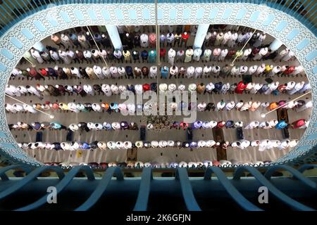 Dhaka, Dhaka, Bangladesch. 14. Oktober 2022. Muslime führen Freitagsgebete in der Baitul Mukarram Moschee, der Nationalmoschee von Bangladesch, durch. (Bild: © Syed Mahabubul Kader/ZUMA Press Wire) Stockfoto