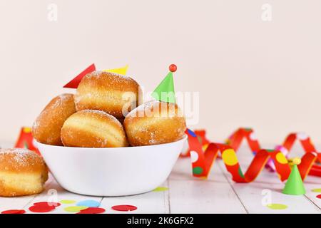 Schüssel mit Berliner Pfannkuchen, einem Donut ohne Loch, gefüllt mit Marmelade. Traditionell während des Karnevals serviert. Stockfoto