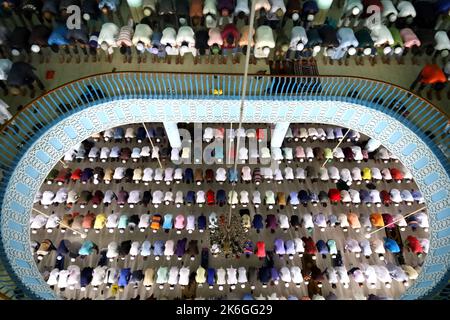 Dhaka, Dhaka, Bangladesch. 14. Oktober 2022. Muslime führen Freitagsgebete in der Baitul Mukarram Moschee, der Nationalmoschee von Bangladesch, durch. (Bild: © Syed Mahabubul Kader/ZUMA Press Wire) Stockfoto