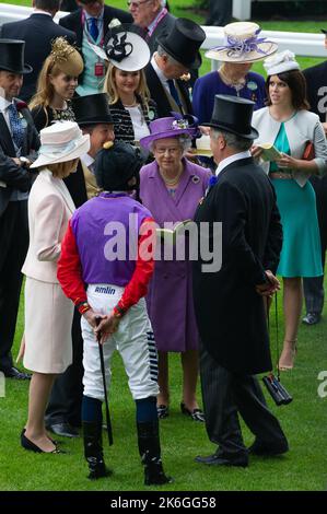 Ascot, Bergen, Großbritannien. 20.. Juni 2013. Ihre Majestät, die Königin, chattet vor dem Gold Cup mit Trainer Sir Michael Stoute und Jockey Ryan Moore. Dies war ein historischer Tag, da es das erste Mal war, dass ein regierender Monarch den Gold Cup gewonnen hatte. Die Schätzung wurde von Jockey Ryan Moore geritten. Königin Elizabeth II. War wegen der Präsentation für den Gold Cup, aber ihr Sohn, der Herzog von York, führte die Präsentation stattdessen. Ausgabedatum: 14.. Oktober 2022. Quelle: Maureen McLean/Alamy Stockfoto