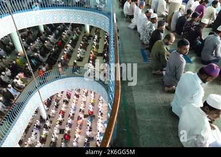 Dhaka, Dhaka, Bangladesch. 14. Oktober 2022. Muslime führen Freitagsgebete in der Baitul Mukarram Moschee, der Nationalmoschee von Bangladesch, durch. (Bild: © Syed Mahabubul Kader/ZUMA Press Wire) Stockfoto