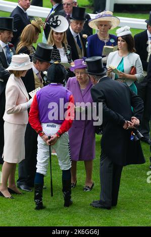 Ascot, Bergen, Großbritannien. 20.. Juni 2013. Ihre Majestät, die Königin, chattet vor dem Gold Cup mit Trainer Sir Michael Stoute und Jockey Ryan Moore. Dies war ein historischer Tag, da es das erste Mal war, dass ein regierender Monarch den Gold Cup gewonnen hatte. Die Schätzung wurde von Jockey Ryan Moore geritten. Königin Elizabeth II. War wegen der Präsentation für den Gold Cup, aber ihr Sohn, der Herzog von York, führte die Präsentation stattdessen. Ausgabedatum: 14.. Oktober 2022. Quelle: Maureen McLean/Alamy Stockfoto