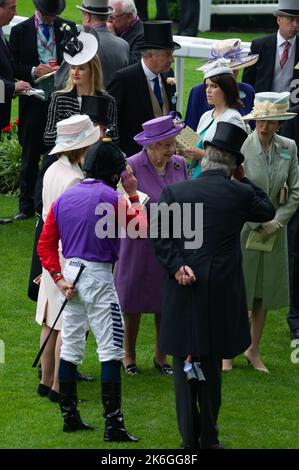 Ascot, Bergen, Großbritannien. 20.. Juni 2013. Ihre Majestät, die Königin, chattet vor dem Gold Cup mit Trainer Sir Michael Stoute und Jockey Ryan Moore. Dies war ein historischer Tag, da es das erste Mal war, dass ein regierender Monarch den Gold Cup gewonnen hatte. Die Schätzung wurde von Jockey Ryan Moore geritten. Königin Elizabeth II. War wegen der Präsentation für den Gold Cup, aber ihr Sohn, der Herzog von York, führte die Präsentation stattdessen. Ausgabedatum: 14.. Oktober 2022. Quelle: Maureen McLean/Alamy Stockfoto