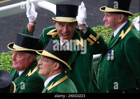 Ascot, Bergen, Großbritannien. 20.. Juni 2013. Die Ascot Greencoats freuten sich sehr, heute am Ladies Day im Royal Ascot zuzusehen, wie Estimate, das Pferd Ihrer Majestät, der Königin, den Ascot Gold Cup gewann. Dies war ein historischer Tag, da es das erste Mal war, dass ein regierender Monarch den Gold Cup gewonnen hatte. Die Schätzung wurde von Jockey Ryan Moore geritten. Königin Elizabeth II. War wegen der Präsentation für den Gold Cup, aber ihr Sohn, der Herzog von York, führte die Präsentation stattdessen. Ausgabedatum: 14.. Oktober 2022. Quelle: Maureen McLean/Alamy Stockfoto