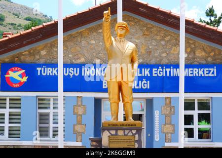 Bronzestatue von Mustafa Kemal Atatürk in Richtung Himmel, vor der Flugschule in Inonu/Türkei Stockfoto