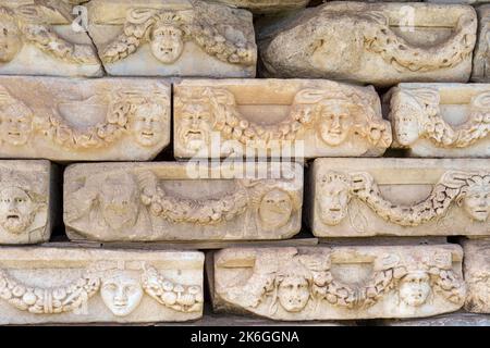 Friesen auf dem Tiberius-Portikus, in dem verschiedene Götter, Göttinnen und Porträtköpfe in Aphrodisias, Aydin, Türkei, abgebildet sind. Stockfoto