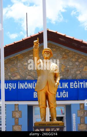 Bronzestatue von M. Kemal Atatürk in Richtung Himmel, vor der Flugschule in Inonu/Türkei Stockfoto