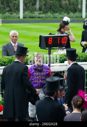 Ascot, Bergen, Großbritannien. 20.. Juni 2013. Jockey Ryan Moore nach dem Gewinn des Gold Cup auf dem Pferd Estimate Ihrer Majestät der Königin. Dies war ein historischer Tag, da es das erste Mal war, dass ein regierender Monarch den Gold Cup gewonnen hatte. Die Schätzung wurde von Jockey Ryan Moore geritten. Königin Elizabeth II. War wegen der Präsentation für den Gold Cup, aber ihr Sohn, der Herzog von York, führte die Präsentation stattdessen. Ausgabedatum: 14.. Oktober 2022. Quelle: Maureen McLean/Alamy Stockfoto