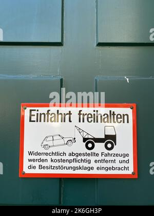 Schild Einfahrt frei halten an Einem Tor Stockfoto