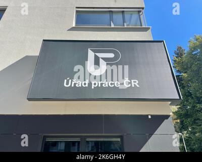 Prag, Tschechische Republik, 7. September 2022: Eintritt in die öffentliche Arbeitsagentur der Regierung, Büro des Jobcenters für Prag Prosek. Die Agentur hilft Stockfoto