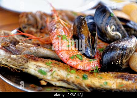 Food - Family Seafood Platter - frisch zubereitete Seafood-Platte - gegrillte Meeresfrüchte - Auswahl an Meeresfrüchten in rustikalem Ambiente Stockfoto