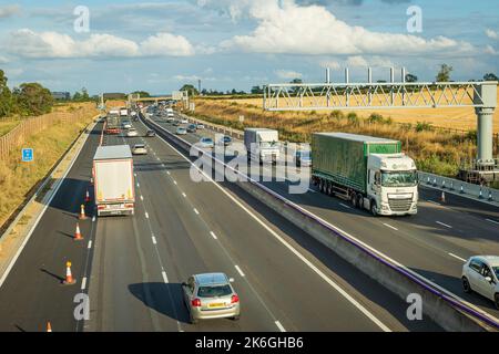 Starker Verkehr in unscharfer Bewegung auf der britischen Autobahn in England Stockfoto