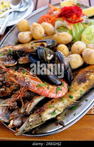 Food - Family Seafood Platter - frisch zubereitete Seafood-Platte - gegrillte Meeresfrüchte - Auswahl an Meeresfrüchten in rustikalem Ambiente Stockfoto