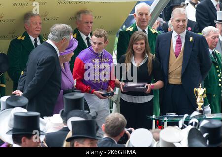 Ascot, Bergen, Großbritannien. 20.. Juni 2013. Ihre Majestät, die Königin, war sichtlich erfreut, als ihr Pferd Estimate heute am Ladies Day im Royal Ascot den Ascot Gold Cup gewann. Dies war ein historischer Tag, da es das erste Mal war, dass ein regierender Monarch den Gold Cup gewonnen hatte. Die Schätzung wurde von Jockey Ryan Moore geritten. Königin Elizabeth II. War wegen der Präsentation für den Gold Cup, aber ihr Sohn, der Herzog von York, führte die Präsentation stattdessen. Ausgabedatum: 14.. Oktober 2022. Quelle: Maureen McLean/Alamy Stockfoto