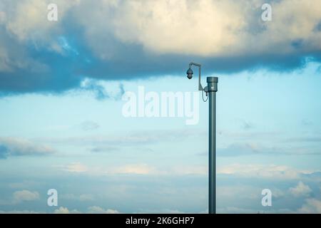 Sonnige Tagesansicht des britischen Autobahnverkehrs mit CCTV-Kamera im Vordergrund Stockfoto