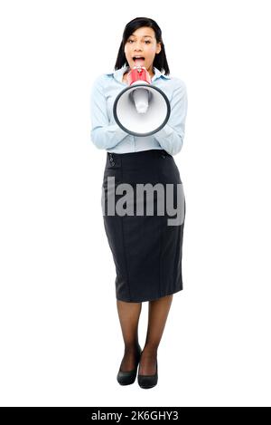 Glückliche gemischte Rennen Geschäftsfrau hält Megaphon isoliert auf weißem Hintergrund. Eine junge Geschäftsfrau, die gegen ein Studio in ein Megaphon schreit Stockfoto