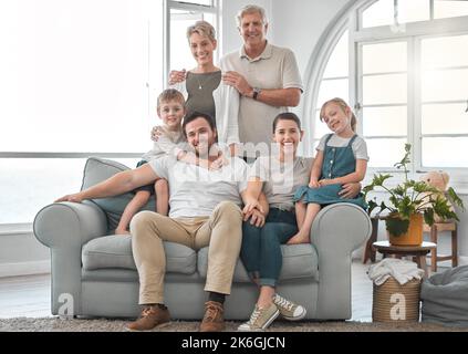 Eine Familie zu sein bedeutet, dass Sie ein Teil von etwas sind. Eine glückliche Familie, die sich zu Hause auf dem Sofa entspannt. Stockfoto