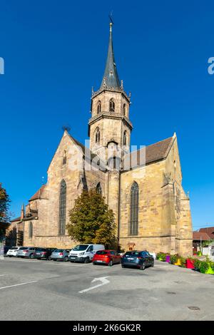 Église Saint-Maurice (Kirche von Saint Maurice) ist die mittelalterliche Pfarrkirche der kleinen Stadt Soultz im Departement Haut-Rhin in Frankreich. Stockfoto