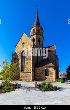 Église Saint-Maurice (Kirche von Saint Maurice) ist die mittelalterliche Pfarrkirche der kleinen Stadt Soultz im Departement Haut-Rhin in Frankreich. Stockfoto