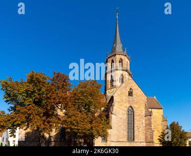 Église Saint-Maurice (Kirche von Saint Maurice) ist die mittelalterliche Pfarrkirche der kleinen Stadt Soultz im Departement Haut-Rhin in Frankreich. Stockfoto