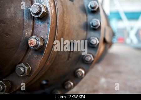 Dichtungsverbindung Verschraubte Verschraubung, am Schachtelloch von Industriemaschinen-Kompressor oder Pumpe auf Chemieanlage selektiver Fokus mit außer Fokus Stockfoto