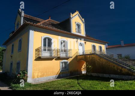 Ein großes schönes altes Haus in einem kleinen Dorf in Portugal. Rustikale typische Steinhäuser in einem Dorf in einer landwirtschaftlichen Region in der Nähe von Aveiro Stockfoto