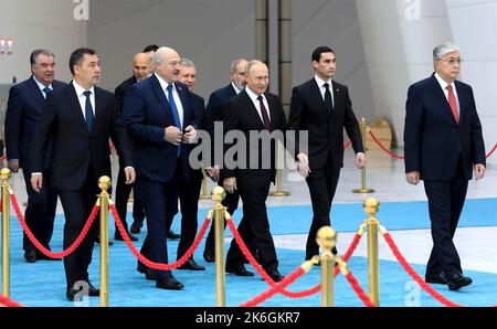 Astana, Kasachstan. 14. Oktober 2022. Der russische Präsident Wladimir Putin, Mitte, geht mit den Staatschefs zu ihrem Gruppenfoto auf dem Gipfel der Gemeinschaft unabhängiger Staaten am 14. Oktober 2022 in Astana, Kasachstan. Quelle: Kremlin Pool/Presidential Press Office In Kasachstan/Alamy Live News Stockfoto