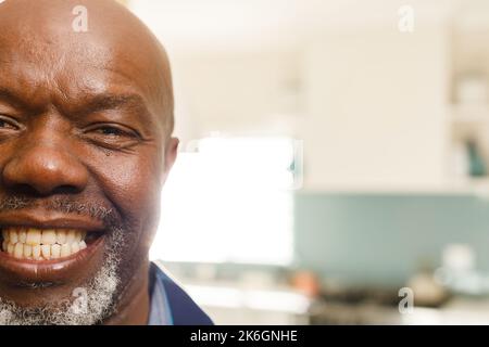 Porträt eines glücklichen afroamerikanischen Mannes, der lächelt Stockfoto