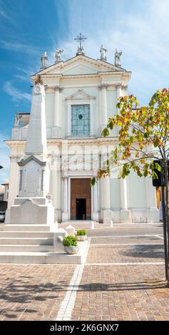 Kirche Santa Maria Assunta, Kirche auf der Piazza Aldo Moro. Stadt Solarolo, Italien. Chistorische Architektur. Stockfoto