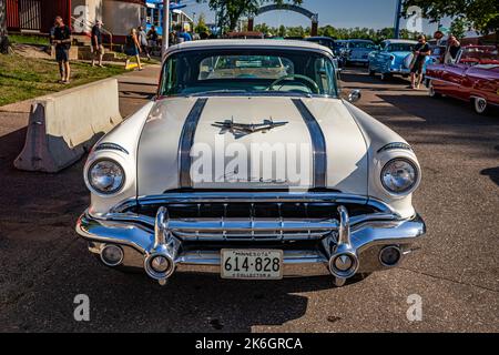 Falcon Heights, MN - 19. Juni 2022: Hochperspektivische Frontansicht eines 1956 Pontiac Star Chief Cabriolets auf einer lokalen Automobilausstellung. Stockfoto