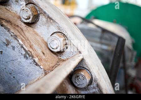 Dichtungsverbindung Verschraubte Verschraubung, am Schachtelloch von Industriemaschinen-Kompressor oder Pumpe auf Chemieanlage selektiver Fokus mit außer Fokus Stockfoto