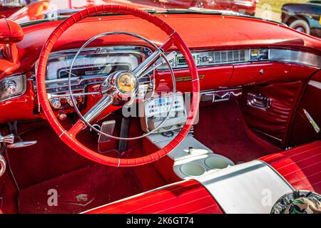 Falcon Heights, MN - 19. Juni 2022: Hochperspektivische Detailansicht des 1955 Cadillac Series 62 Cabriolets auf einer lokalen Automobilmesse. Stockfoto