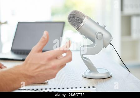 Ich möchte heute gerne ein neues Thema berühren. Nahaufnahme eines Geschäftsmannes, der während einer Übertragung in einem Büro ein Mikrofon verwendet. Stockfoto