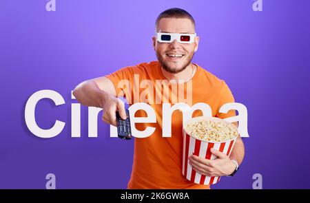 Mann in 3D Gläsern mit Konsole beim Ansehen von Filmen Stockfoto