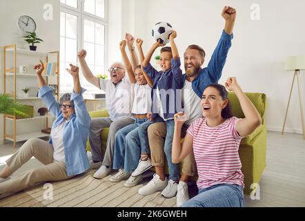 Super aufgeregt und glücklich große Multi-Generationen-Familie beobachten Fußballspiel zusammen. Stockfoto