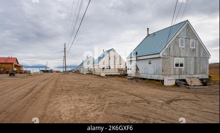 Ansicht der Wohnanlage in der arktischen Gemeinde Pond Inlet (Mittimatalik), Nunavut Stockfoto