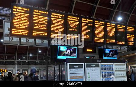 Paddington Railway Station, Bayswater, London, England, Großbritannien - GWR-Abfahrtstafeln zu Spitzenzeiten Stockfoto