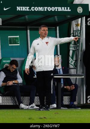 BUDAPEST, UNGARN - 9. OKTOBER: Srdan Blagojevic, Cheftrainer von DVSC, reagiert während des ungarischen OTP Bank Liga Spiels zwischen Ferencvarosi TC und DVSC in der Groupama Arena am 9. Oktober 2022 in Budapest, Ungarn. Stockfoto