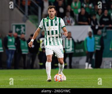 BUDAPEST, UNGARN - 9. OKTOBER: Balint Vecsei von Ferencvarosi TC kontrolliert den Ball während des ungarischen OTP Bank Liga Spiels zwischen Ferencvarosi TC und DVSC in der Groupama Arena am 9. Oktober 2022 in Budapest, Ungarn. Stockfoto